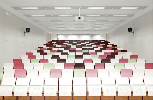 Abb. 3 Kleiner Hörsaal mit 270 Plätzen. - © Zehnder Group Deutschland, Lahr
