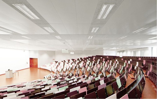 Abb. 2 Als herausragende optische Elemente setzen die Architekten auf „Farbe und Licht“. Da die ­Fenster an der Rückseite des großen Hörsaals mit 800 Plätzen die besondere Atmosphäre des Raumes ausmachen, wurde für die Installation der Heiz- und Kühltechnik die Decke gewählt.