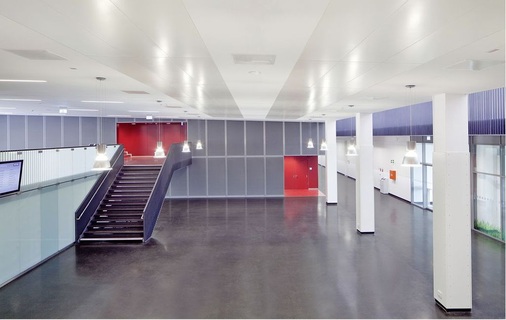 Abb. 4 Im Foyer wurde das Heiz- und Kühl­decken-System in das gestalterische ­Konzept inklusive ­abgehängter Deckenleuchten integriert.