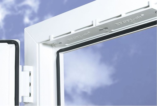 Abb. 2 Regel-air Fensterfalz-Lüfter. Nach­strömelemente, die den Luftaustausch ergänzen oder automatische Fensterfalzlüfter sorgen für durchgängige und benutzer­unabhängige Lüftung.