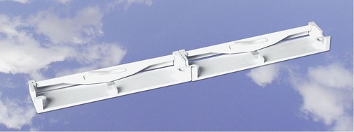 Abb. 4 Regel-air Fensterfalz-Lüfter zur Inte­gration in Kunststofffenster. Die Regelungsklappen der beiden Lüftermodule reagieren auf Winddruck und verhindern ­Zugerscheinungen.