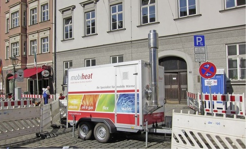 Abb. 2 Bei einem Heizungsausfall, während einer Sanierung oder zur sicheren thermischen Desinfektion können mobile Heiz­lösungen die erforderliche Heizleistung kurzfristig bereit­stellen. Im Bild: ein Heizmobil mit einer Leistung von 150 kW.