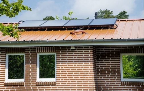 Abb. 3 Solare Unterstützung: Um mehr Wärme, insbesondere im Sommer für den Antrieb der Adsorptionskältemaschine, zur Verfügung zu haben, wurde eine Solarthermieanlage mit 4 m² Kollektorfläche in die KWKK-Anlage integriert.