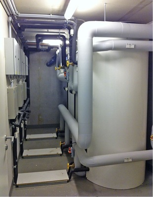 Abb. 4 Jedem VRV-System ist ein 1,25 m³-Puffer­speicher mit zwei Direktverdampfungskits ­zugeordnet.