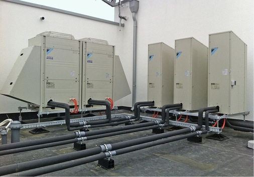 Abb. 3 …und eine VRV-Wärmepumpenanlage beheizt. Die drei VRV III Cold Region Systeme werden mit BHKW-Strom betrieben und können im Sommer auch zum Kühlen über die Fußbodenheizung genutzt werden. - © Daikin
