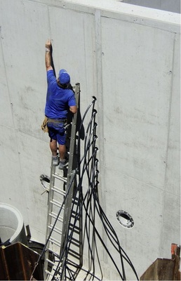 Abb. 2 Montage eines Wärmekollektors im neuen Belebungsbecken des Klärwerks Hengersberg. Das Becken ist im Betrieb stets gefüllt.