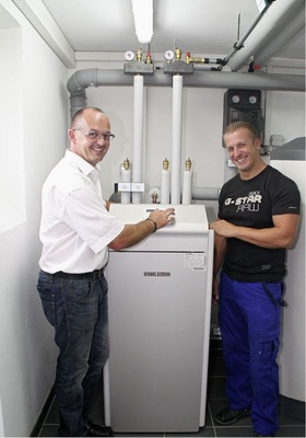 Abb. 4 Manfred Knapp (links), Vertriebsbeauftragter von Stiebel Eltron, und Michael Wollinger, stellvertretender Klärmeister, an der Wärmepumpenanlage im Technikraum.