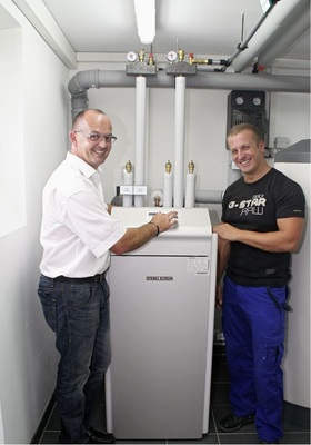 Abb. 4 Manfred Knapp (links), Vertriebsbeauftragter von Stiebel Eltron, und Michael Wollinger, stellvertretender Klärmeister, an der Wärmepumpenanlage im Technikraum. - © Stiebel Eltron
