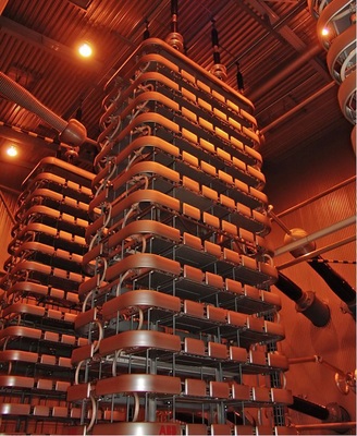 Abb. 3 Beginn einer Hochspannungsgleichstrom­leitung im Umspannwerk Bentwisch, Mecklenburg-Vorpommern. Ohne Netzausbau zwischen Nord- und Süddeutschland gerät die Energiewende ins Stocken.