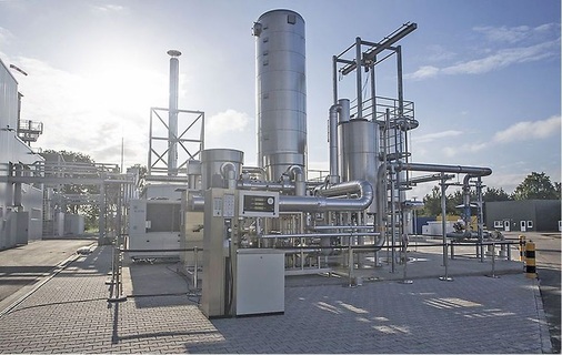 Abb. 5 Audi-e-gas-Anlage in Werlte/Emsland. Die Power-to-GasAnlage nutzt überschüssigen Grünstrom zur Herstellung von synthetischem ­Methangas. Solche ­Anlagen können Stromtrassen ersetzen, da sie ihr Gas in das vorhandene Erdgasnetz einspeisen. - © Audi
