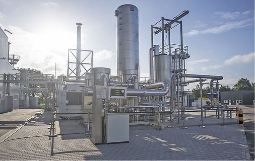 Abb. 5 Audi-e-gas-Anlage in Werlte/Emsland. Die Power-to-GasAnlage nutzt überschüssigen Grünstrom zur Herstellung von synthetischem ­Methangas. Solche ­Anlagen können Stromtrassen ersetzen, da sie ihr Gas in das vorhandene Erdgasnetz einspeisen.
