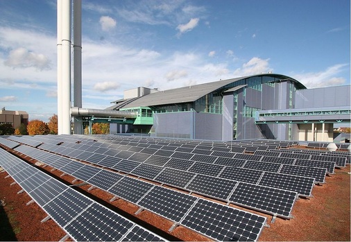 Abb. 6 Wohin mit überschüssigem PV-Strom? Anstatt die Netze zu belasten, sollte PV-Strom gespeichert werden, notfalls auch in Form von Wärme.