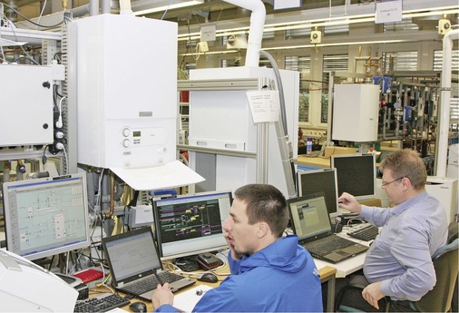 Abb. 5 Die Einordnung in die Energie-Effizienzklasse erfolgt bei allen Wärmeerzeugern durch Selbst­deklaration der Hersteller. Nur der thermische ­Wirkungsgrad von Gas- und Öl-Heizkesseln wird durch akkreditierte Prüfstellen zertifiziert. Das Etikett für Verbundanlagen muss der Fachhandwerker erstellen.