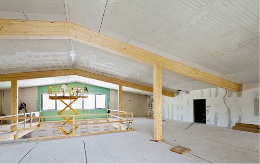 Abb. 2 230 m² Fonterra-Top-12-Kühldecke sorgen im Obergeschoss auch an heißen Sommertagen für angenehme Temperaturen. Hier können die Kunden Motorradbekleidung anprobieren, ohne ins Schwitzen zu kommen.