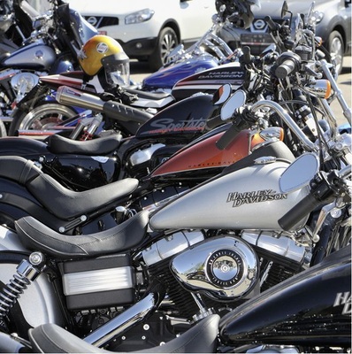 Abb. 7 Motorräder vor dem Motodrom Harley-Davidson Klagenfurt. Die passende Motorrad­bekleidung kann man im ­Obergeschoss anprobieren. - © Motodrom Harley-Davidson Klagenfurt
