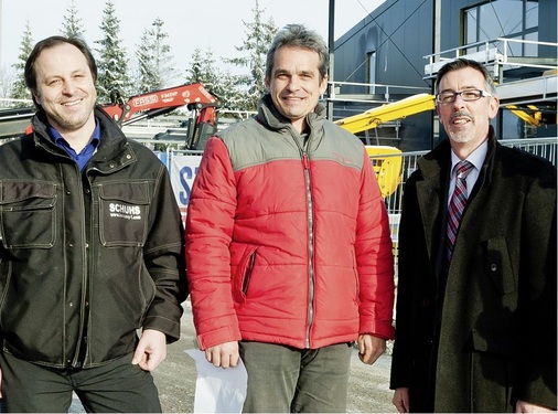 Abb. 5 Der Bauherr des Motodroms Harley-Davidson zeigt sich mit der Planung und Ausführung der Flächentemperierung sehr zufrieden. Verantwortlich dafür zeichneten (v.r.) Wolfgang Tandl, Planerberater bei Viega, Ing. Stefan Essmann von der Essmann-Bau GmbH und Mario Schuhs, Geschäftsführer des SHK-Fachhandwerkbetriebs Schuhs.