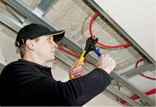 Abb. 4 Die Fonterra-Systeme werden mit Presstechnik verbunden und angeschlossen. Die Heizkreisverteiler wurden in der Decke untergebracht. So bleiben sie leicht zugänglich, wenn im Ladenlokal und Büro die Wände mit Ausstellungsstücken oder Regalen verstellt werden.