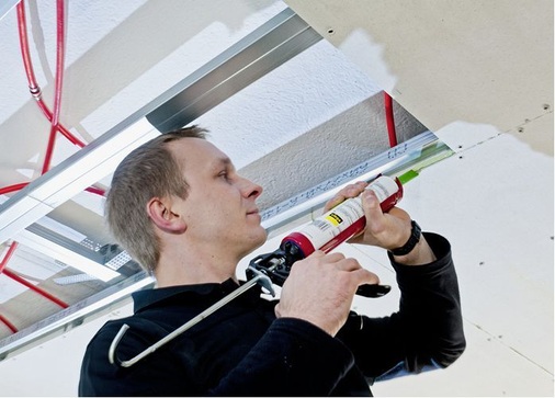 Abb. 6 Die Montage der Heiz- und Kühldecken des Fonterra-Top-12-Systems kann auf üblichen Metall-Unterkonstruktionen aus CD-Profilen erfolgen. ­Lediglich die Fugen sind zusätzlich zu verkleben.