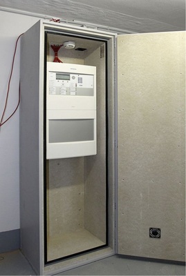 Abb. 2 Brandmeldezentrale FC2040 mit Standverteiler und eingebauter Notstromversorgung (USV-Anlage) im feuerfesten Schaltschrank der Kategorie F30.