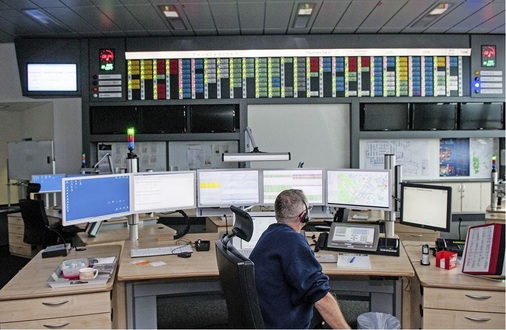 Abb. 3 Blick in die Leitstelle. „Perfekte Arbeits­bedingungen sind Grundvoraussetzung für die Konzentrations- und Leistungs­fähigkeit.“