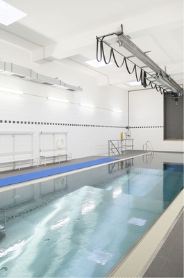 Abb. 6 In dem bis zu 6 m tiefen Tauchbecken ­können Unterwasser-Rettungsaktionen geübt werden.