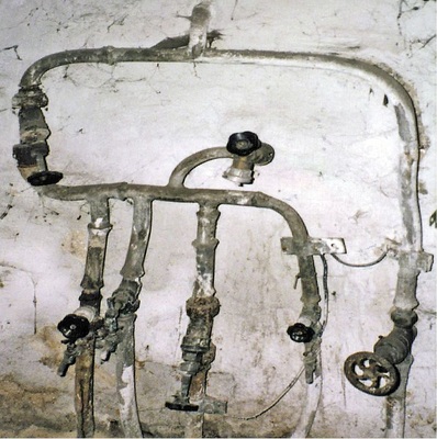 Abb. 2 Blei-Installationen sind an den gekelchten Verbindungsstellen und dem weichen ­Material erkennbar, das mit einem scharfen Gegenstand einzuritzen ist. Ziel des neuen Blei-Grenzwerts ist, dass solche Leitungen aus der TrinkwasserInstallation verschwinden. Ihr verborgenes Vorhandensein in ­Wänden oder anderen Bauteilen kann durch eine Beprobung ­festgestellt werden.