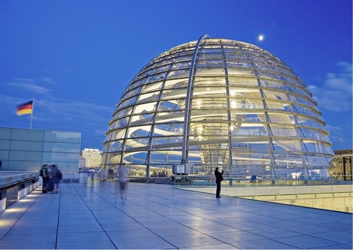 Abb. 2 Ein Koalitionsvertrag ist kein objektives Recht, sondern eine Art Absichtserklärung der Koalitionspartner. Einklagbar wäre er ohnehin nicht, denn die Mitglieder des Deutschen Bundestags sind bei der Abstimmung über Gesetze grundsätzlich frei.