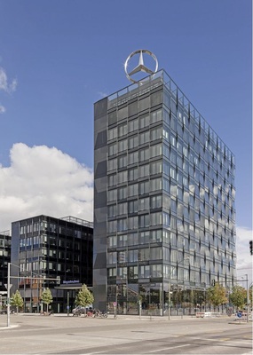 Abb. 3 AEG-Haustechnik-Referenz: Green-Building-Bürogebäude der CA Immo im Berliner Bezirk Friedrichshain-Kreuzberg für 1200 Mitarbeiter. Aufgrund ökologischer und ökonomischer ­Überlegungen erfolgt die Trinkwassererwärmung mit elektrischen Durchlauferhitzern. Auch in Wohngebäuden hat die dezentrale ­Trinkwassererwärmung viele Vorzüge.