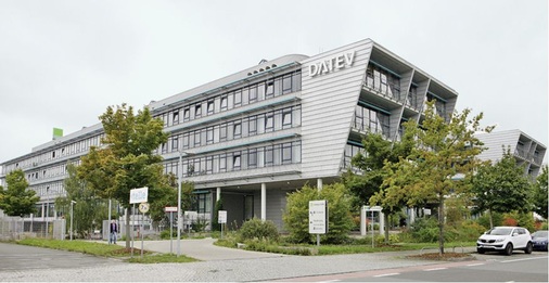 Abb. 2 Datev-Zentrale in Nürnberg. Das Rechen­zentrum-Kühlkonzept besteht aus mehreren ­autarken Kältezentralen mit jeweils einem Turbo- und einem Schraubenflüssigkeitskühler.
