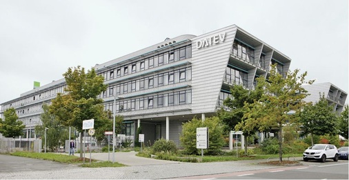 Abb. 2 Datev-Zentrale in Nürnberg. Das Rechen­zentrum-Kühlkonzept besteht aus mehreren ­autarken Kältezentralen mit jeweils einem Turbo- und einem Schraubenflüssigkeitskühler. - © aircool
