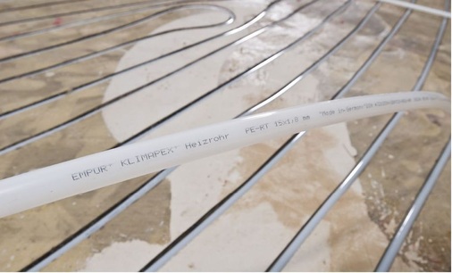 Abb 3 Nach Abschluss der Fräsarbeiten ­wurden 3250 m des 5-Schicht-Kunstoffrohrs Klimapex aus PE-RT der Dimension 15 × 1,8 mm in die Estrichkanäle ­eingelegt.