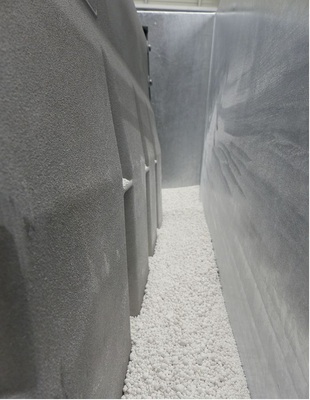 Abb. 5 Blick in einen Sicherheitstransportbehälter für beschädigte Li-Ion-Batterien: Eine je nach Brandlast ausgelegte Schicht PyroBubbles umhüllt als elektrolytsaugende, isolierende und inertisierende Innenverpackung das defekte, 250 kg schwere Li-Ion-Batteriemodul.