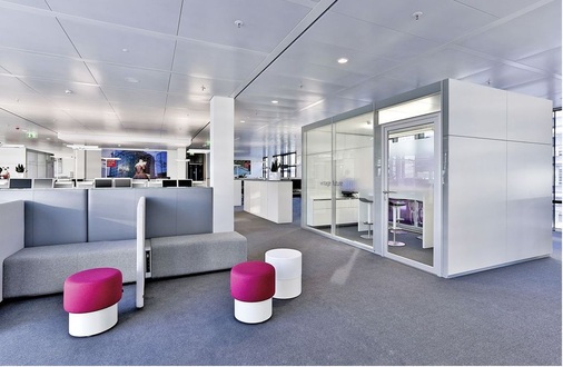 Abb. 4 Um die umgebenden Geräusche des teilweise hektischen Büroalltags bestmöglich ausblenden zu können, verfügen die Raum-in-Raum-Systeme über einen Schalldämmwert von 42 dB sowie niedrige Nachhallzeiten über den gesamten Frequenzbereich.