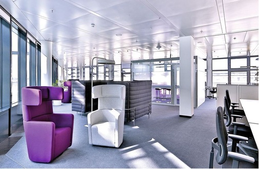 Abb. 3 Entsprechend der Vodafone-Firmenphilosophie vermitteln sowohl die Architektur als auch das Bürokonzept eine offene, kommunikations­fördernde Atmosphäre, die flexibles und nutzenorientiertes Arbeiten — alleine oder im Team — ermöglicht.