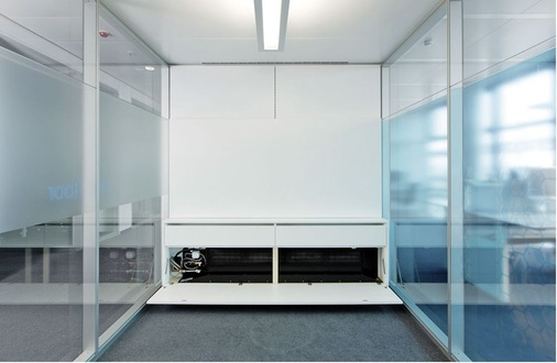 Abb. 6 Zur Ausstattung der Think Tanks gehört ebenfalls ein im Sideboard untergebrachter und speziell für diesen Anwendungsfall ­entwickelter Wandkonvektor, der mit ­hohen Kühlleistungen für behagliche Temperaturen sorgt.