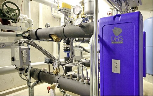 Abb. 4 Spezielle Regler mit Kalkschutzfunk­tion im Vorlauf des Trinkwarmwasser-Nacherhitzers verhindern den Kalkausfall.