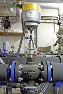 Abb. 3 Detailaufnahme der Strahlpumpe mit ­Stellantrieb. Strahlpumpen zeichnen sich durch schnelle Lastwechsel bei hoher Regelgüte aus.