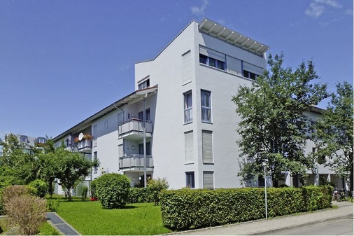 Abb. 8 Das Mehrfamilienhaus „Pfaffenhofener ­Straße“ in Rosenheim ist das Pilotprojekt für die dreistufige Hocheffizienz-Fernwärmeübergabestation (80 Personen in 40 Wohneinheiten, 160 kW Anschlussleistung, Leistung der Trink­wassererwärmung 140 kW.