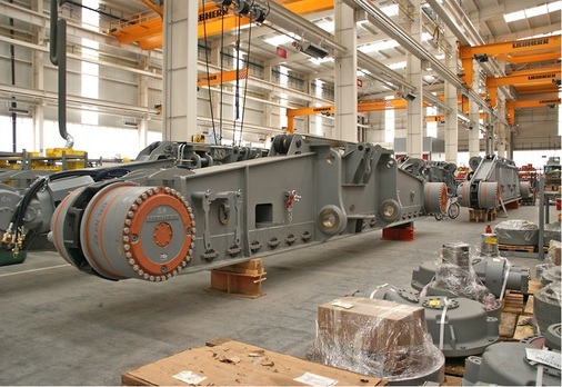 Abb. 2 Raupenkran-Montage. Liebherr-Kräne werden nicht gelagert: Nach Fertigung und detailgenauer ­Endprüfung werden sie unmittelbar an den Kunden ausgeliefert.