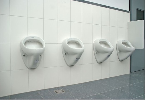 Abb. 6 Unsichtbar für berührungslose Hygiene: die HF-Urinalsteuerung.