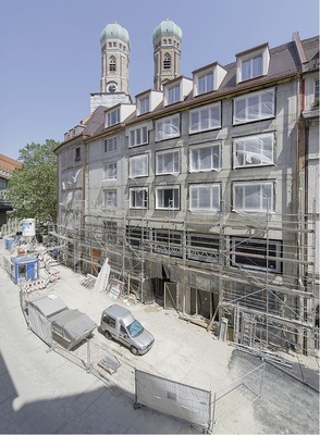 Abb. 1 Augustinerstraße, Ecke Domplatz Frauenkirche: Hier baut die Münchner Bank an historischer Stätte eine neue repräsentative Geschäftsstelle. Einziehen wird dort auch das Wirtshaus Augustiner Klosterwirt und das Herrenmodehaus Hirmer mit Büros in den oberen Etagen.