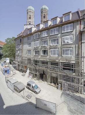 Abb. 1 Augustinerstraße, Ecke Domplatz Frauenkirche: Hier baut die Münchner Bank an historischer Stätte eine neue repräsentative Geschäftsstelle. Einziehen wird dort auch das Wirtshaus Augustiner Klosterwirt und das Herrenmodehaus Hirmer mit Büros in den oberen Etagen. - © Viega
