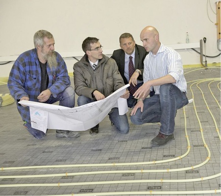 Abb. 3 Auf der Münchner Baustelle voll im Plan (v.r.): Lars Eggen, Projektleiter des SHK-Betriebs Stingl; Sven Teich und Angelo Graziano von Viega; Jürgen Weber, SHK-Meister bei Stingl.