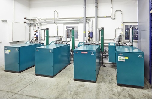 Abb. 2 Die Wärme für den Antrieb des Adsorp­tionsprozesses kommt aus der Stromerzeugung mit Blockheizkraftwerken. Bei niedriger Außentemperatur nutzen die Adsorptionskältemaschinen eine Free-Cooling-Funktion, die BHKW-Abwärme steht dann für Heizzwecke zur Verfügung.