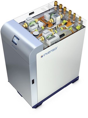 Abb. 4 InvenSorAdsorptionsmaschine LTC 10 plus: Über das TouchDisplay lassen sich die Zieltemperaturen für Kaltwasser und für den Rücklauf im Antriebskreislauf sehr einfach einstellen. Auch die Nutzung als Wärmepumpe ist schon vorbereitet und kann am Gerät aktiviert werden. Mit der bereits integrierten Hydraulik können TGA-Planer spezielle Lösungen umsetzen, beispielsweise die Nutzung von Freier Kühlung, ohne die Komplexität und damit Fehleranfälligkeit der Gesamtanlage wesentlich zu erhöhen.