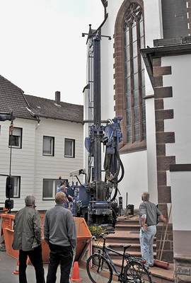 

Abb. 2

 Unmittelbar vor dem Eingang zur Sakristei wurde einer der beiden Förderbrunnen gebohrt, die das Grundwasser aus einer Tiefe von etwa 15 m liefern. Zwei Schluckbrunnen befinden sich ebenfalls direkt neben der Kirche. 

