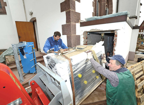 

Abb. 3

 Einbringung einer der beiden Großwärme-pumpen in den Technikraum unter der Sakristei. 

