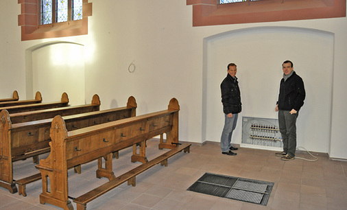 

Abb. 5

 Geschäftsführer Mark Becker (links) von der Installationsfirma Gebr. Becker Energie- und Versorgungstechnik mit Frank Röder, Leiter Anlagenplanung bei Stiebel Eltron, an einem der Fußbodenheizungsverteiler. Im Vordergrund ist ein Auslass der Luftheizung zu sehen. 

