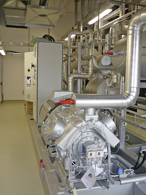 <p>
<span class="GVAbbildungszahl">1</span>
 Wärmepumpe im Kreiskrankenhaus Freiberg. Energiequelle ist Grubenwasser aus einem stillgelegten Silberbergwerk. 
</p> - © Bild: JCI

