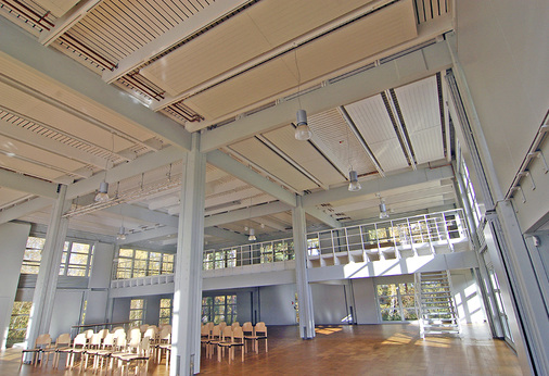 
2
 Die Deckenstrahlplatten wurden im Raster der Tragbalken abwechselnd längs und quer installiert. Jedes Feld wurde in fünf Abschnitte unterteilt, von denen vier mit Deckenstrahlplatten belegt sind. Das mittlere Feld wurde nicht genutzt. In zwei Pavillons befinden sich Emporen. 
